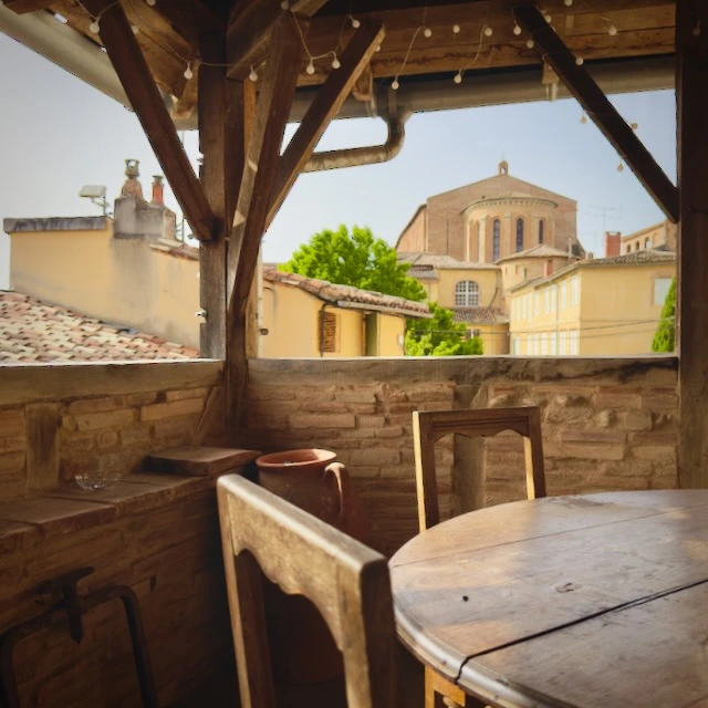 Location maison insolite Gaillac — terrasse vue abbaye Saint-Michel La Bohème