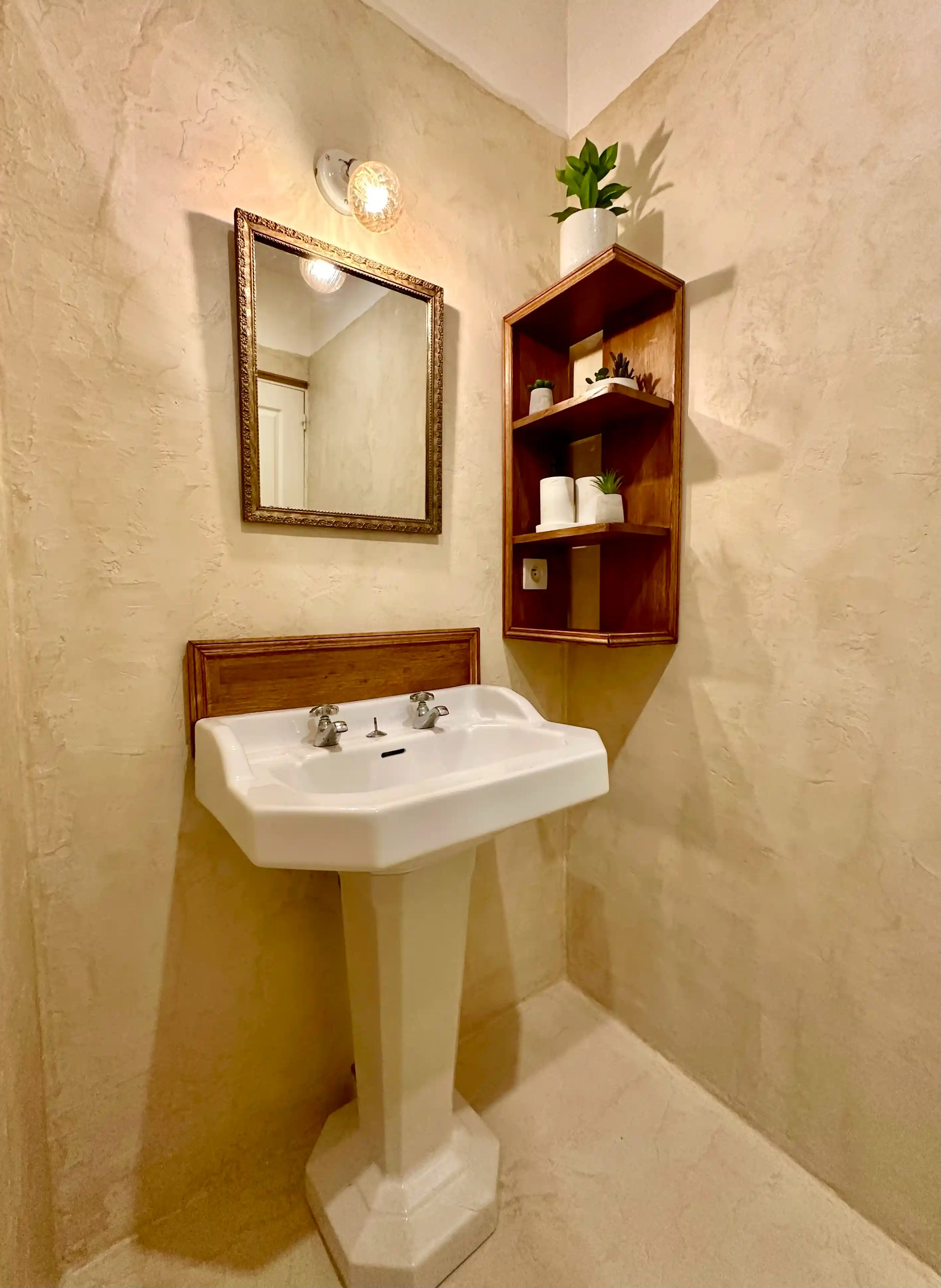 Hébergement original Narbonne — salle de bain rétro suite Frida Kahlo